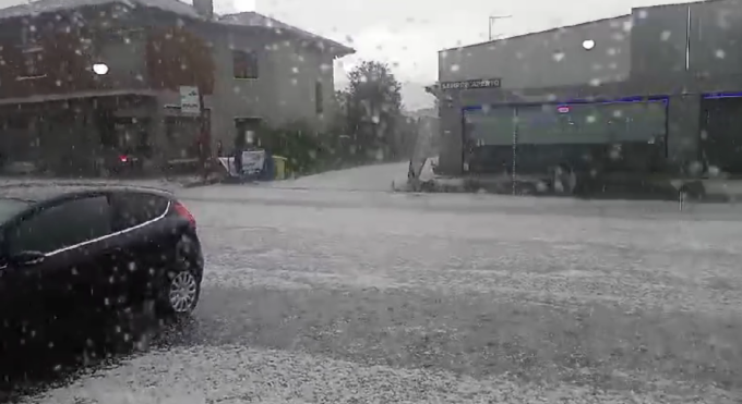 Violenta grandinata su tutto il Biellese: segnalazioni da Vigliano e tangenziale