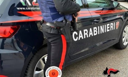 Si presentano con i carabinieri per lo sfratto, ma l'inquilino li beffa: "Ho una gamba fratturata"