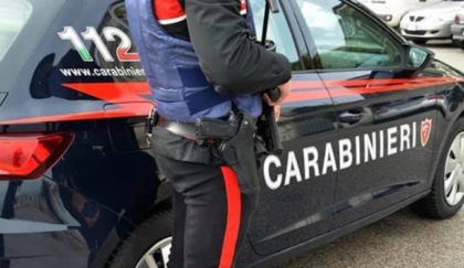 Sorpresi a rubare nel negozio, abbandonano la merce e sputano a terra per sfida