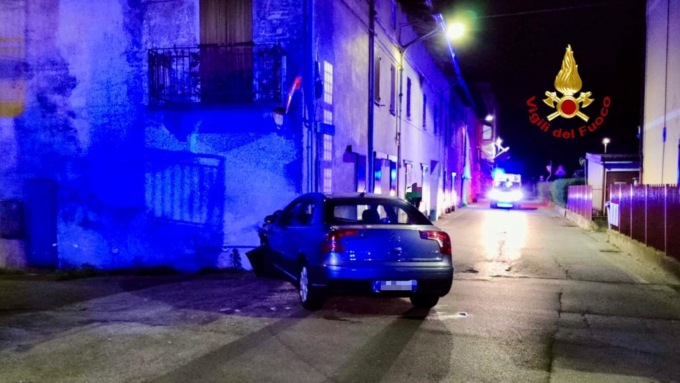 Non si ferma all’alt dei Carabinieri poi si schianta contro la cabina Enel. Senza patente e assicurazione
