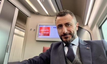 L'onorevole con la pistola Emanuele Pozzolo torna al centro delle cronache. "Promosso" da FdI alla Commissione Difesa