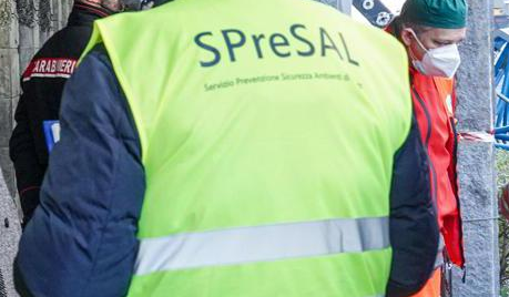 Grave infortunio sul lavoro: uomo si amputa un pollice mentre taglia legna