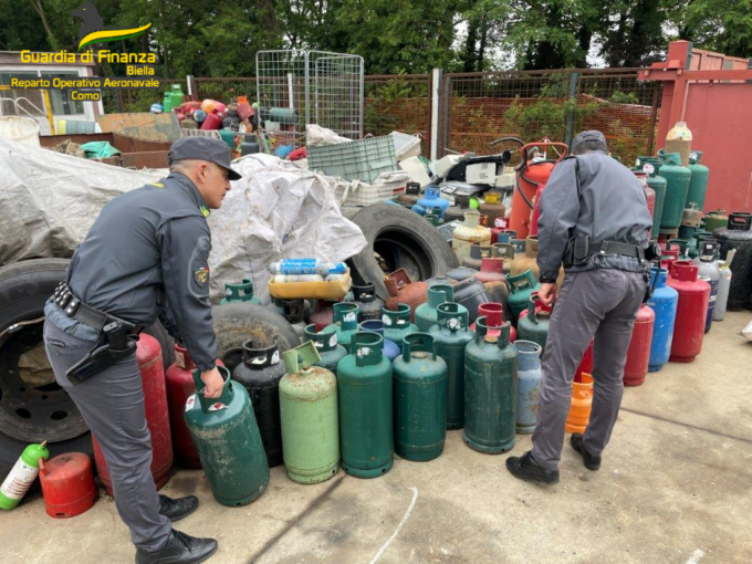 Rifiuti pericolosi a Cossato scoperti dalla Finanza sorvolando il terreno di un’azienda di rottami