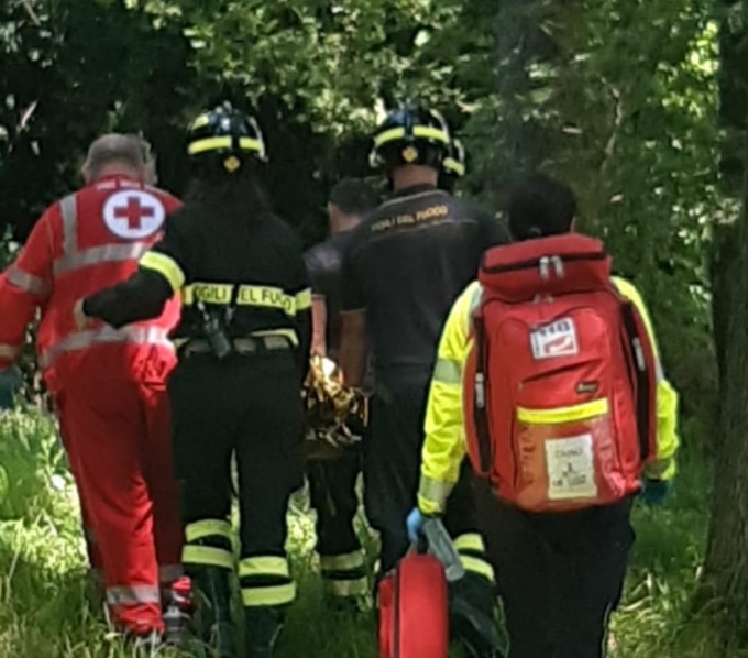 Benna, soccorso un uomo dai Vigili del Fuoco: era caduto in una roggia