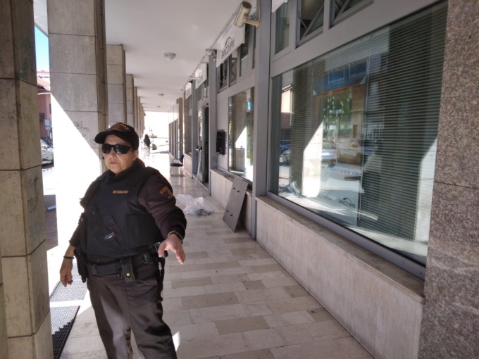 Sventrano il Bancomat di via Mazzini a Cossato e fuggono con il denaro