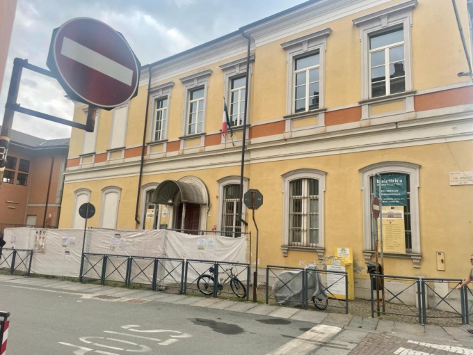 Presidi del centrodestra alla scuola Pietro Micca: «Rispettino il silenzio elettorale»