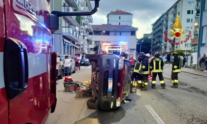 Auto ribaltata in centro a Biella, arrivano i Vigili del fuoco