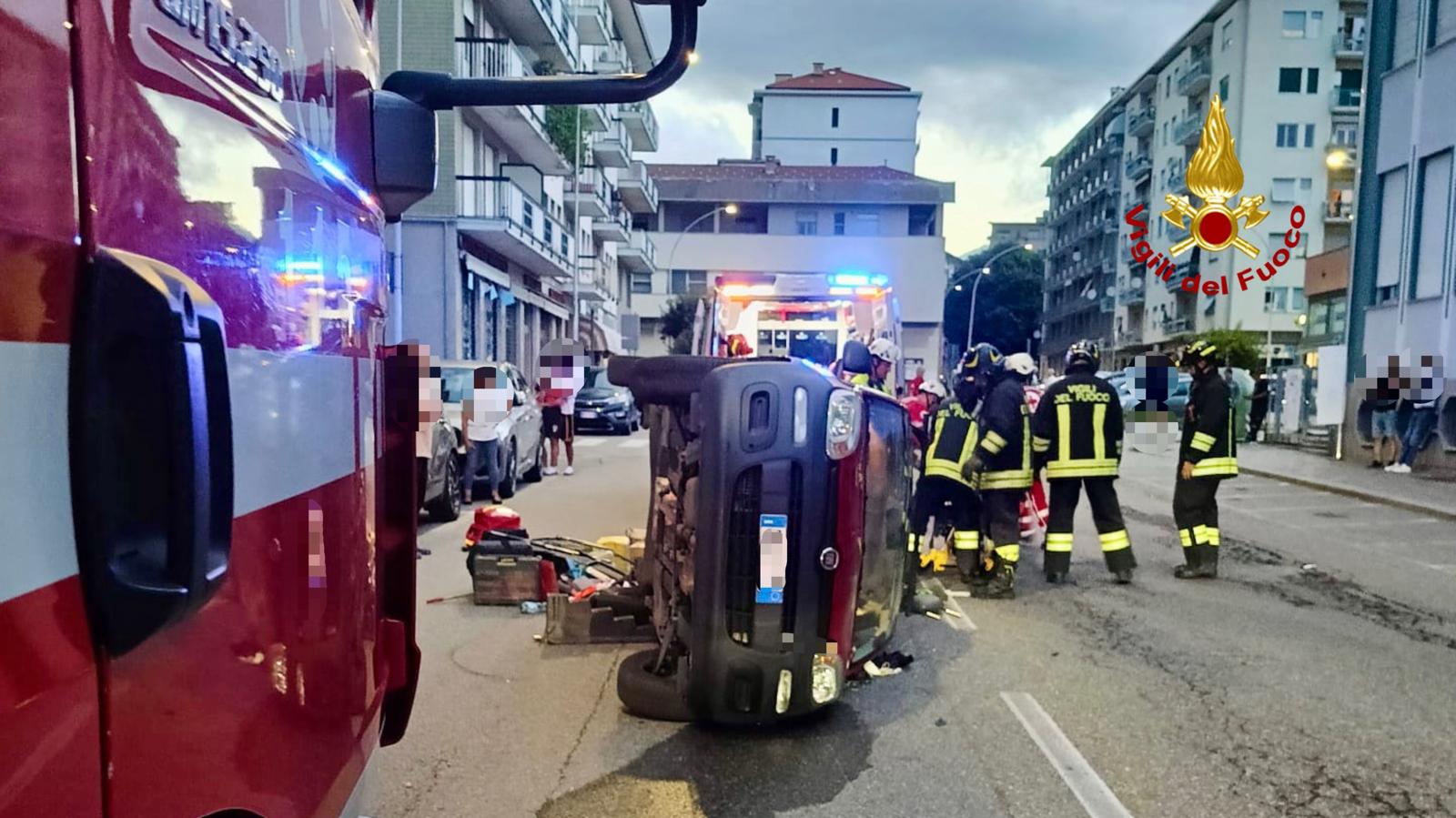 Auto ribaltata in centro a Biella 2