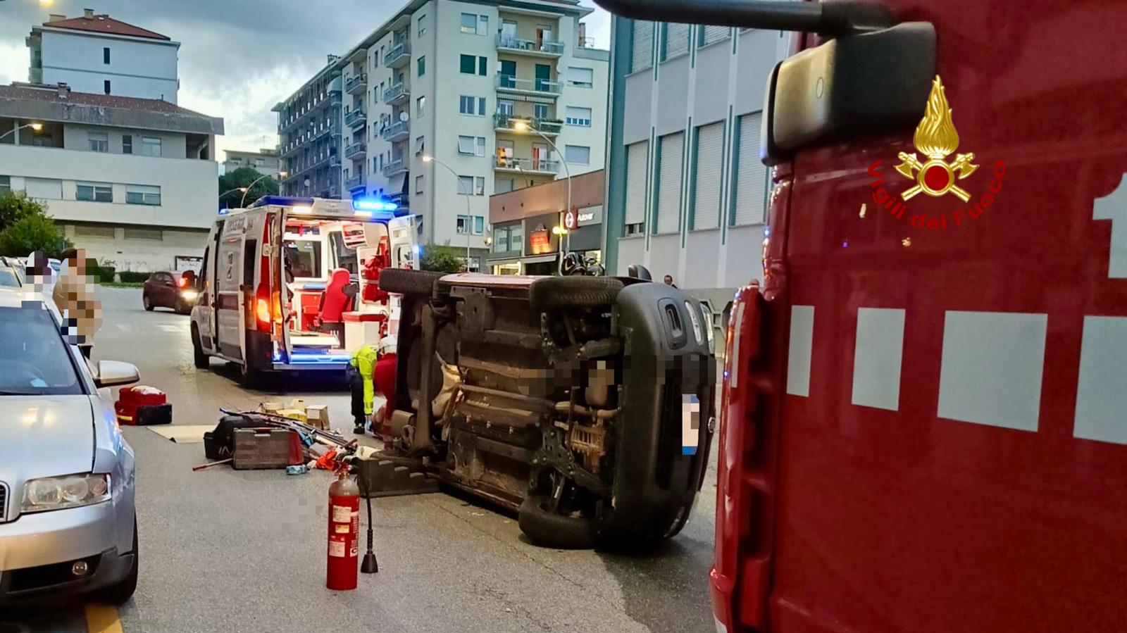 Auto ribaltata in centro a Biella