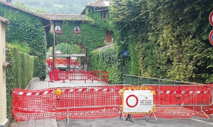 Camion danneggia l'arco in muratura della casa, strada chiusa