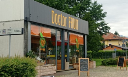 Sfondata la vetrata della porta d'ingresso di Doctor Fruit a Cossato