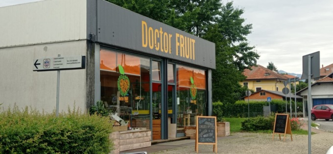 Sfondata la vetrata della porta d’ingresso di Doctor Fruit a Cossato