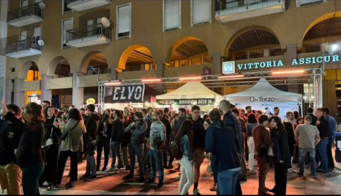 La rinnovata Piazza Vittorio Veneto gremita per “Aspettando Bolle di Malto”