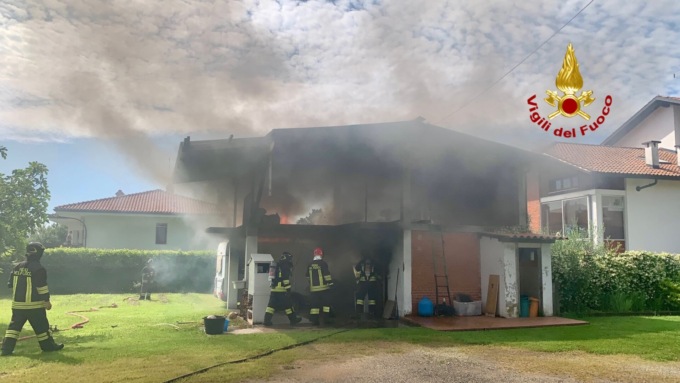 Incendio a un rustico a Gaglianico, intervengono i Vigili del fuoco