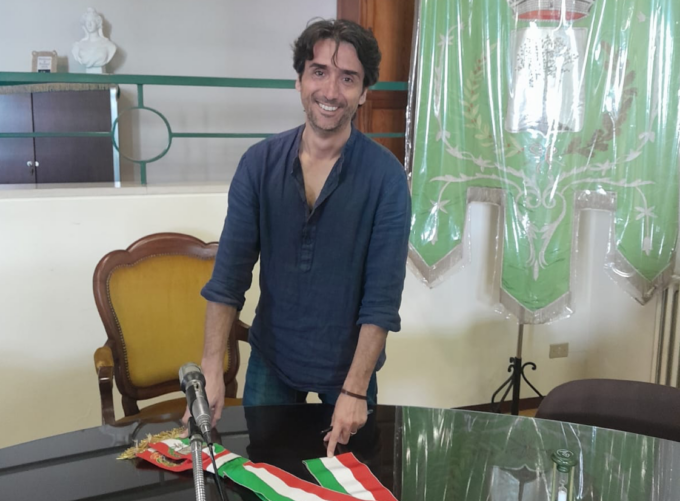 Stefano Ceffa posa la fascia di sindaco: “Giusto così, mi appresto a fare il tifo per questo paese”
