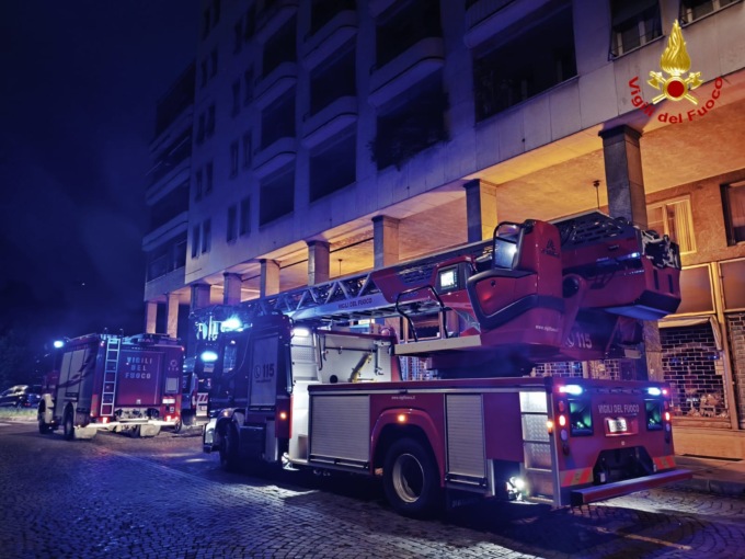 Uomo bloccato in casa chiede aiuto, arrivano i Vigili del fuoco