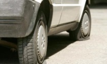 Nuovo raid dei vandali a Chiavazza: bucate le gomme delle auto in via Firenze