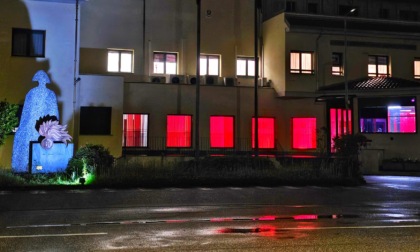 Giornata Mondiale della Sclerosi multipla, il Comando provinciale dei Carabinieri di Biella si è tinto di rosso