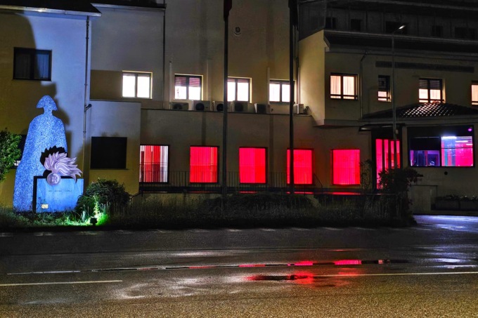 Giornata Mondiale della Sclerosi multipla, il Comando provinciale dei Carabinieri di Biella si è tinto di rosso