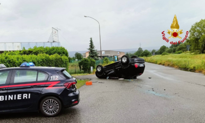 Auto si capotta dopo lo schianto