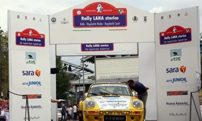 Noleggiano l’auto e si ribaltano provando le curve del rally: multati dai carabinieri