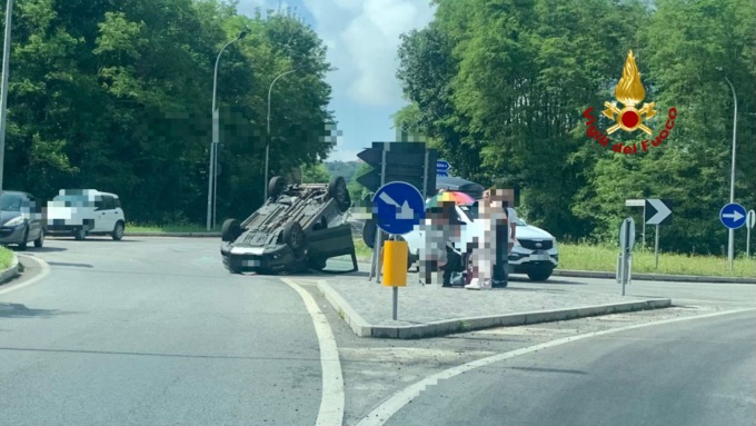 Mongrando, incidente stradale: si ribalta un’auto in rotonda