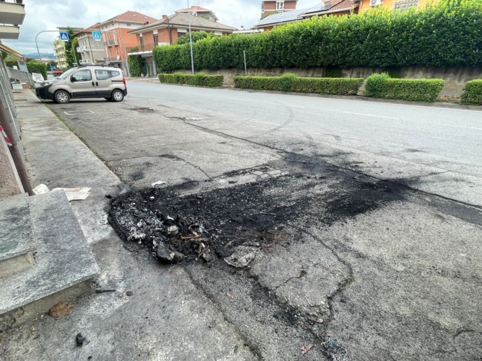 Auto esplode a Cossato, fiamme e paura nella notte