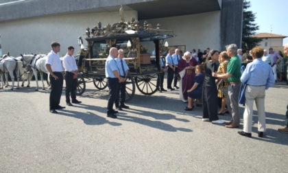 L'ultimo desiderio di Iride: un funerale con carrozza e cavalli