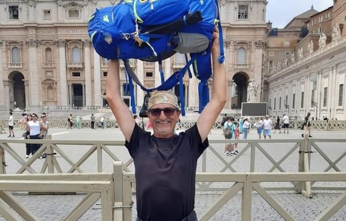 Parte da Cavaglià e arriva a Roma a piedi percorrendo la Via Francigena