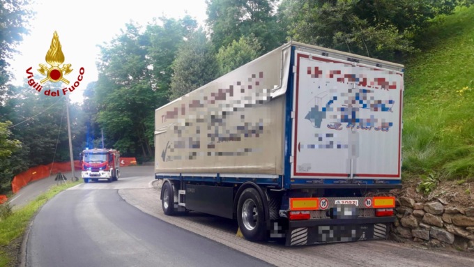 Rimorchio incastrato, intervengono i vigili del fuoco