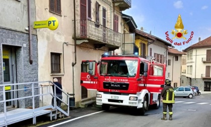 Il balcone le crolla sotto i piedi, donna salva per miracolo a Zimone