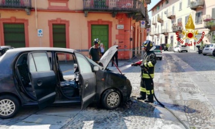 Gli prende fuoco l'auto mentre percorre il centro di Biella