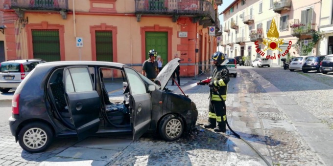 Gli prende fuoco l’auto mentre percorre il centro di Biella