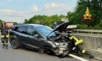 Incidente in superstrada: auto sbatte sui due lati della carreggiata