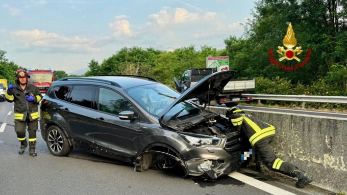 Incidente in superstrada: auto sbatte sui due lati della carreggiata