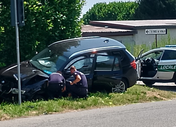 Incidente in strada della Gronda: un’auto finisce in un fosso