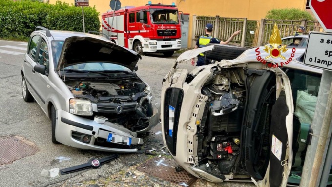 Incidente stradale a Cossato: un’auto si ribalta