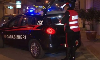 Svegliato a colpi di bastone alle 5 del mattino, chiama i Carabinieri