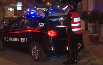 Schiamazzi notturni e targhe coperte: misteriosa fuga di tre ragazzi