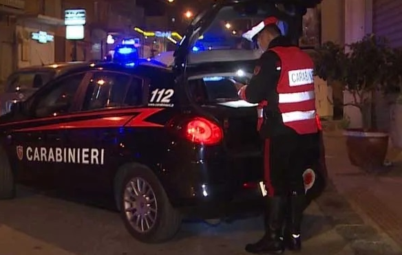 Auto fuori controllo finisce contro una recinzione e fugge: identificato il conducente, era ubriaco