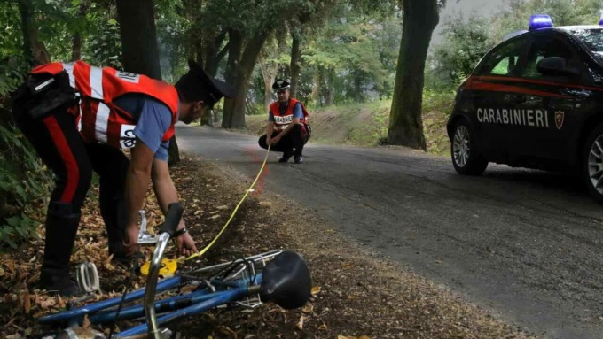 Centrato da una pianta abbattutasi sulla strada ciclista finisce con la bici in un fossato