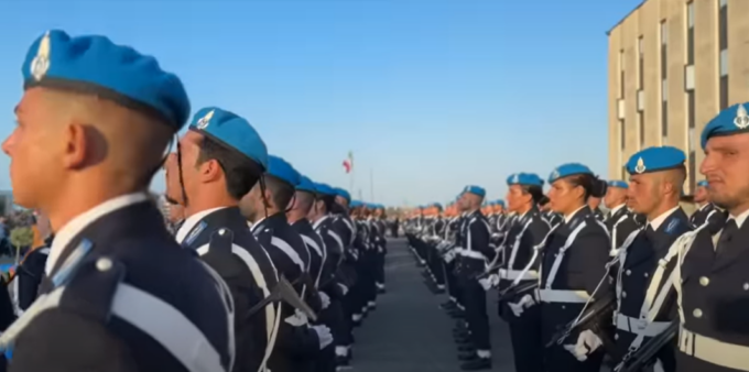 “Noi, noi, noi. I migliori siamo noi” l’urlo dei neo agenti della Penitenziaria a Delmastro scatena gli antifascisti