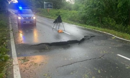 Cede l'asfalto della statale 229, strada chiusa