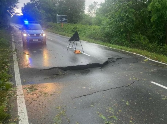 Cede l’asfalto della statale 229, strada chiusa
