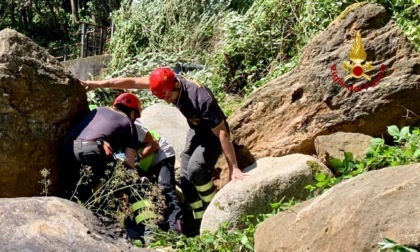 A 88 anni scivola sulle rocce. In ospedale con l'elicottero del 118. FOTO e VIDEO