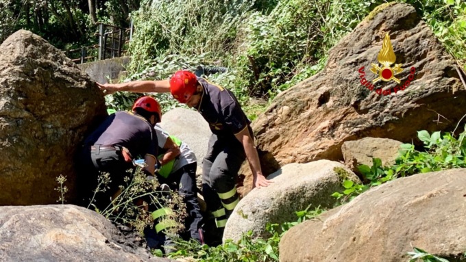 A 88 anni scivola sulle rocce. In ospedale con l’elicottero del 118. FOTO e VIDEO