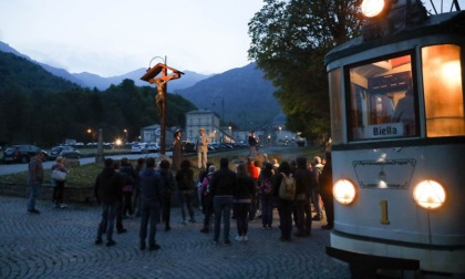 Gli attori di Teatrando raccontano il deragliamento del trenino della Biella-Oropa