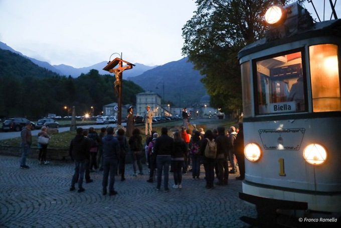 Gli attori di Teatrando raccontano il deragliamento del trenino della Biella-Oropa