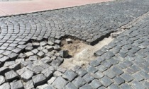 Buche in centro città e erbacce al cimitero