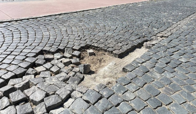 Buche in centro città e erbacce al cimitero